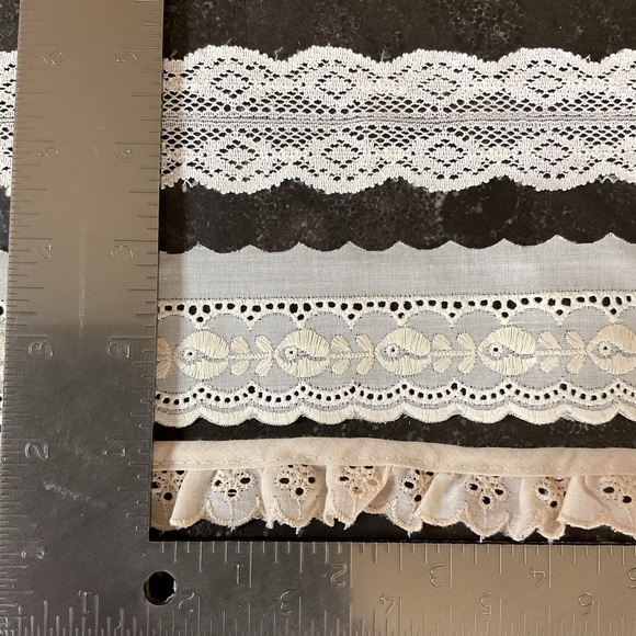 Vintage ecru scalloped embroidered ruffled & flat eyelet fabric trims + lace - Picture 3 of 4